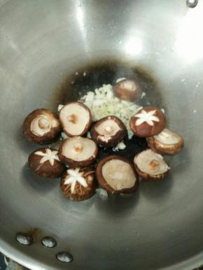 倒入香菇，翻炒片刻。