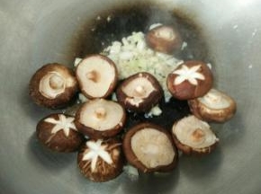 倒入香菇，翻炒片刻。