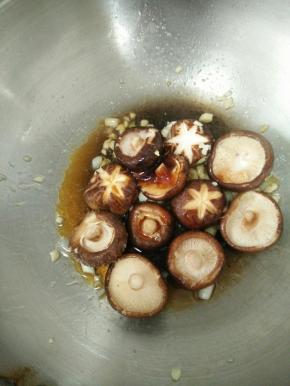 接着倒入调料，翻炒均匀。