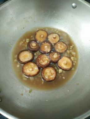 改小火焖到香菇变软入味即可。