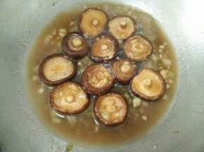 改小火焖到香菇变软入味即可。