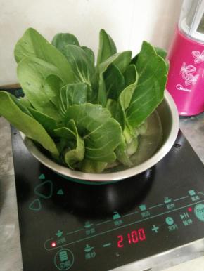 水里加适量盐和油烧开，放入洗干净的油菜烫熟后捞出。