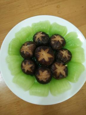 中间放入香菇，剩下的汁加入适量水淀粉勾芡后淋在香菇上面。