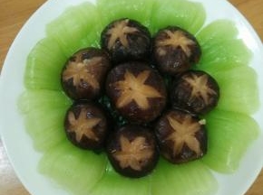 中间放入香菇，剩下的汁加入适量水淀粉勾芡后淋在香菇上面。