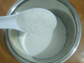 然后加入白糖。