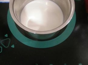 放到电磁炉稍微加热，让白糖融化。