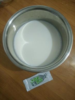 凉凉至手温后加入乳酸菌粉，搅拌均匀。