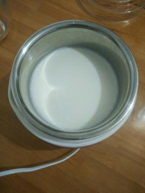 然后倒入酸奶机内胆里。