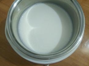 然后倒入酸奶机内胆里。