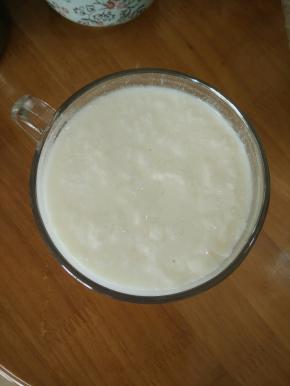 把酸奶装到大的玻璃杯里，再放到冰箱冷藏。