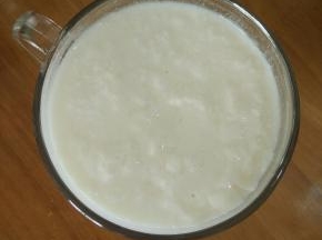 把酸奶装到大的玻璃杯里，再放到冰箱冷藏。