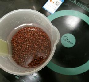 红豆提前浸泡12个小时。