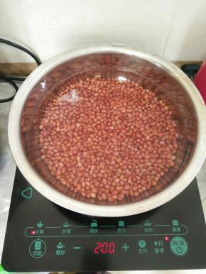 冷水入锅，大火烧开。