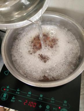 然后加入一碗冷水，再煮八分钟关火。