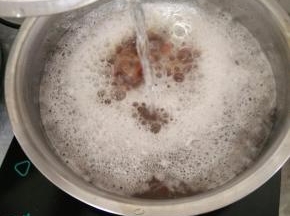 然后加入一碗冷水，再煮八分钟关火。