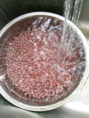 把红豆放到流动水里冲洗至凉透。