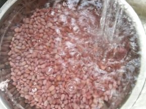 把红豆放到流动水里冲洗至凉透。