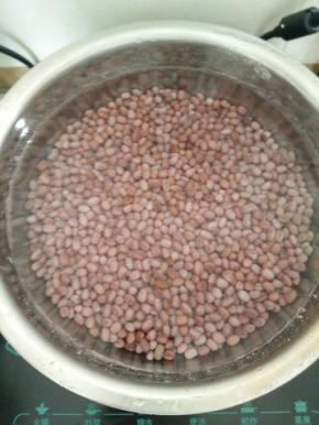 锅里重新放水，倒入红豆，大火烧开。