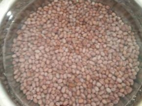 锅里重新放水，倒入红豆，大火烧开。