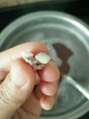 然后转小火，煮到红豆可以轻松搓烂。