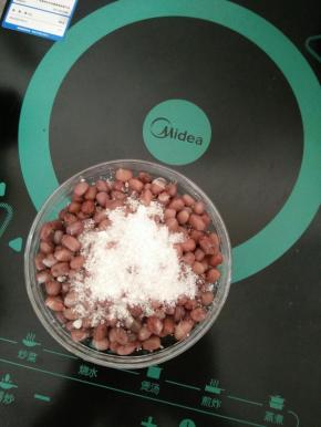 趁热加入白糖搅拌均匀，凉凉后放到冰箱冷藏一个晚上。(白糖的多少看个人喜好喜欢)