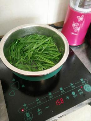 水里加入适量油和盐烧开，放入韭菜烫一下。