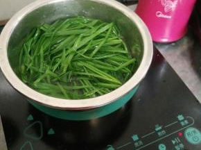 水里加入适量油和盐烧开，放入韭菜烫一下。