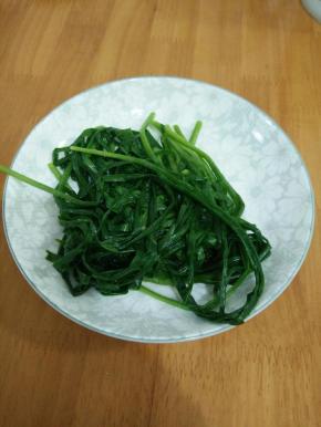 捞出沥水凉凉。