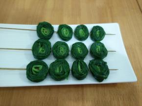 然后用竹签串起来。