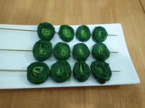 然后用竹签串起来。