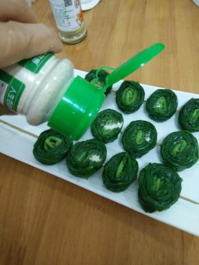 撒适量胡椒粉。