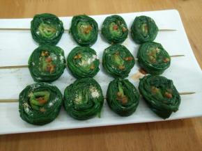 然后放适量辣椒酱。