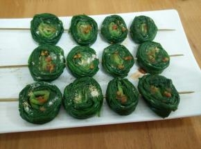 然后放适量辣椒酱。