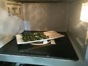 最后放入微波炉高火加热一分钟即可。