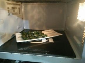 最后放入微波炉高火加热一分钟即可。