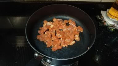 锅里热油，放入鸡胸肉丁炒熟，盛起备用