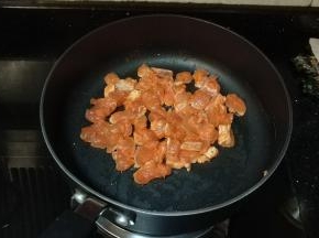 锅里热油，放入鸡胸肉丁炒熟，盛起备用