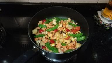 倒入鸡胸肉继续翻炒至熟透