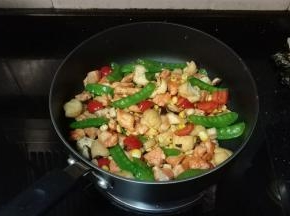 倒入鸡胸肉继续翻炒至熟透