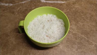 铺上一层米饭（用力压实）