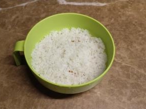 铺上一层米饭（用力压实）