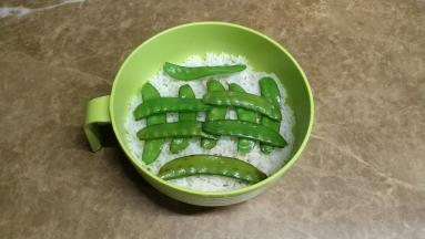 放上荷兰豆，再铺上米饭（用力压实）