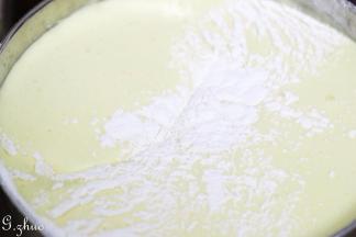 筛入蛋糕粉，翻拌均匀。