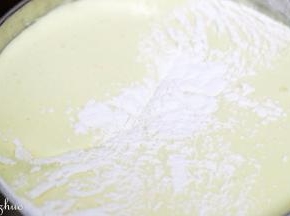 筛入蛋糕粉，翻拌均匀。