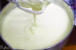 将全蛋,白砂糖，柠檬汁混合，电动打蛋器高速打发至可见清晰纹路的状态。