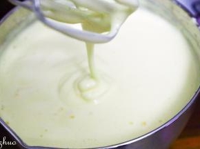 将全蛋,白砂糖，柠檬汁混合，电动打蛋器高速打发至可见清晰纹路的状态。