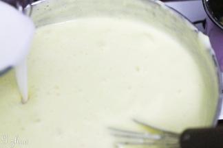 把牛奶，玉米油充分搅拌至微微浓稠的状态，倒入翻拌好的蛋糕糊中。