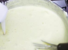 把牛奶，玉米油充分搅拌至微微浓稠的状态，倒入翻拌好的蛋糕糊中。