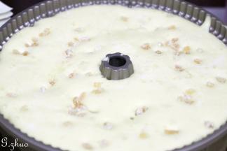 把芒果丁倒入面糊中拌，再倒入学厨10寸大号百合中空不粘模具中，模具不用抹油。