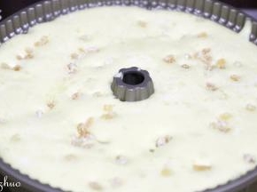 把芒果丁倒入面糊中拌，再倒入学厨10寸大号百合中空不粘模具中，模具不用抹油。